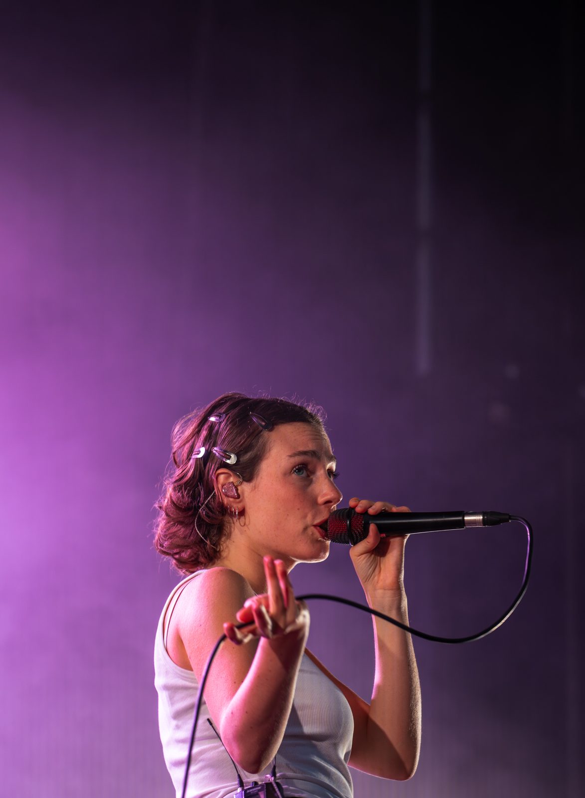 Chanteuse de profil au micro