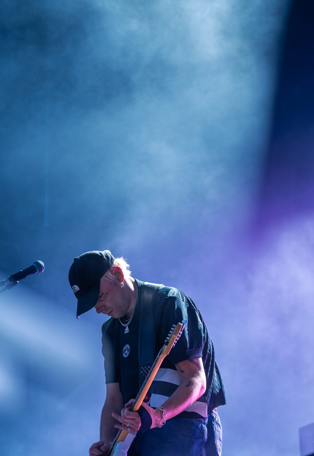Guitariste dans la brume de scène