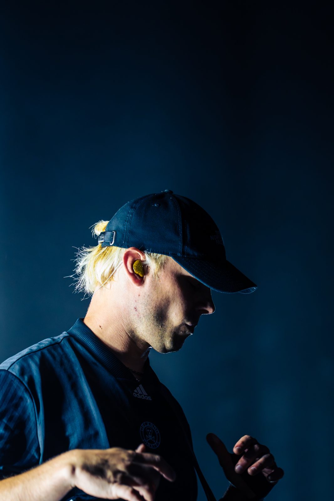 Portrait de profil sous une lumière bleu foncé