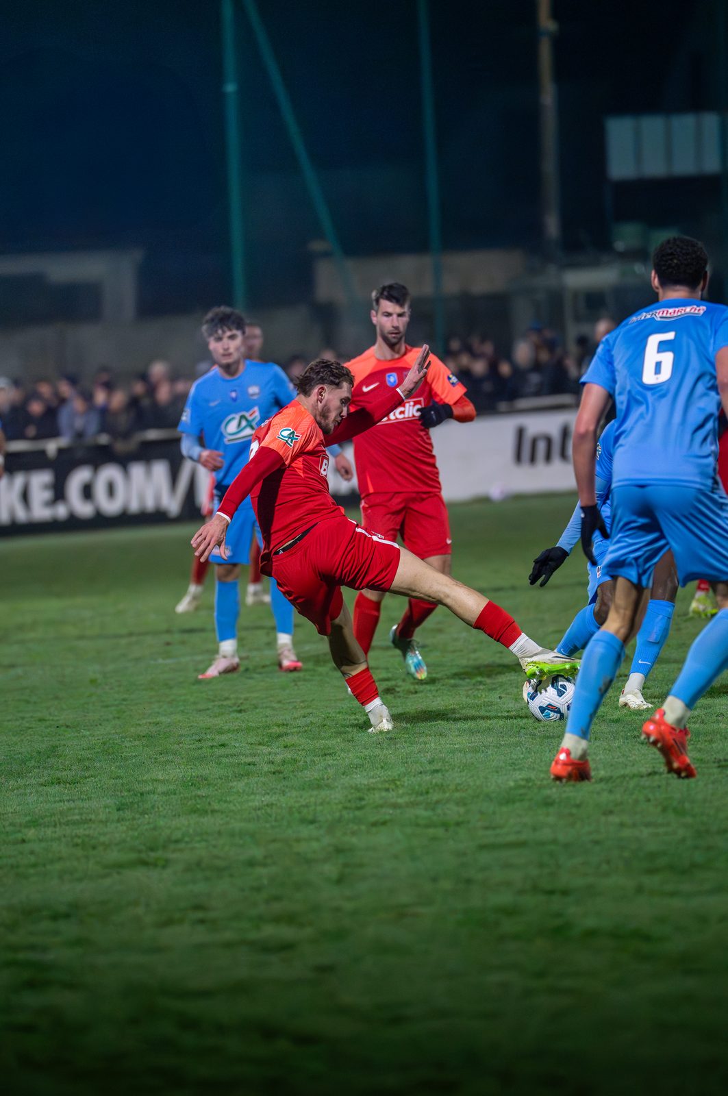 Joueur en pleine frappe pendant un match