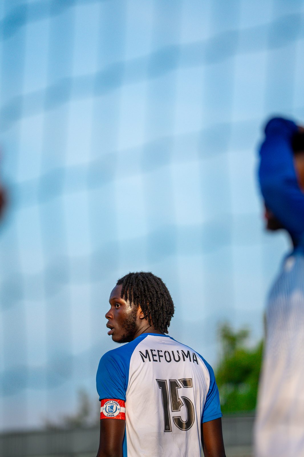 Joueur portant le brassard de capitaine, maillot Mefouma numéro 15