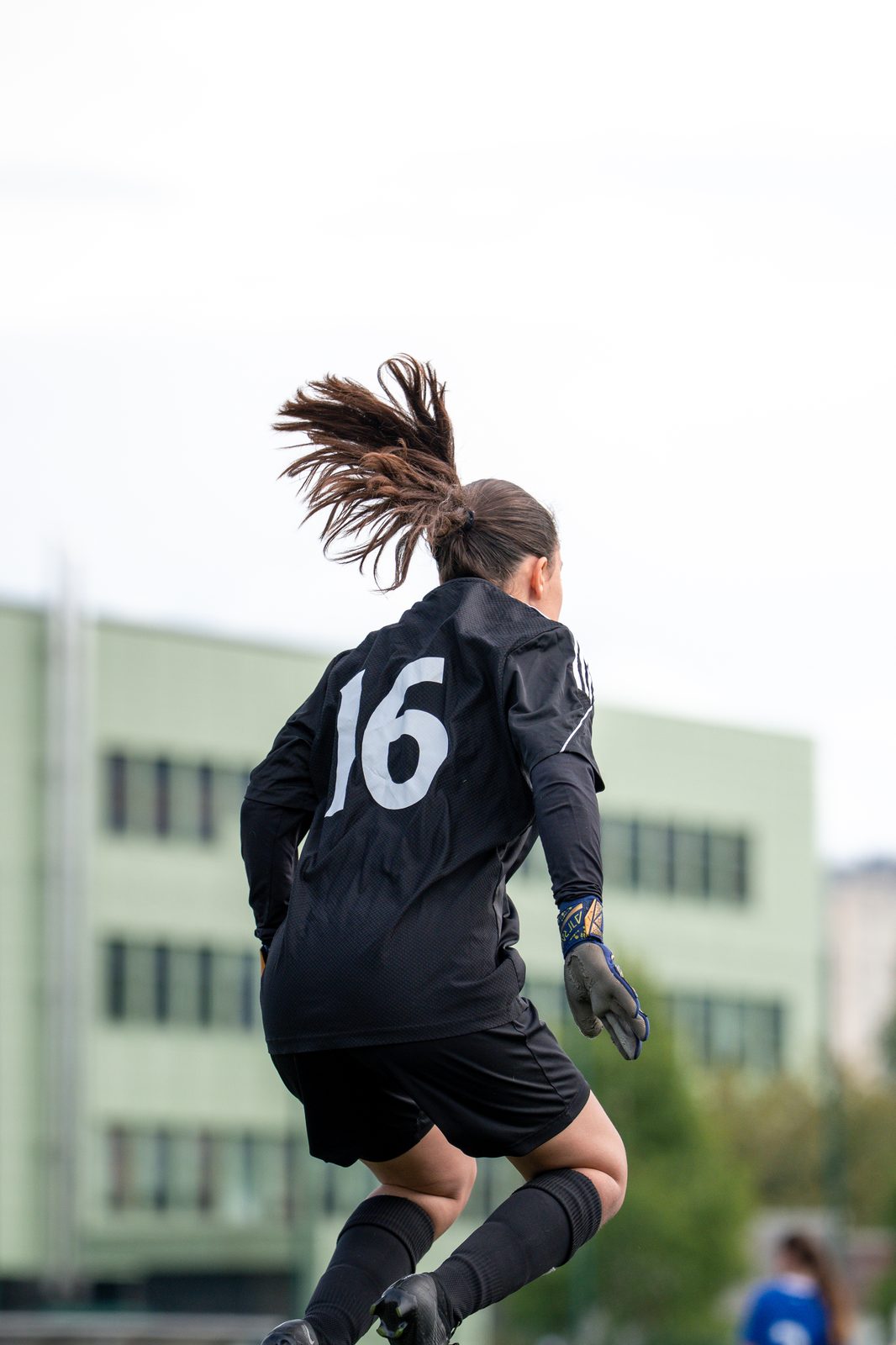 Gardienne en plein saut, maillot noir numéro 16
