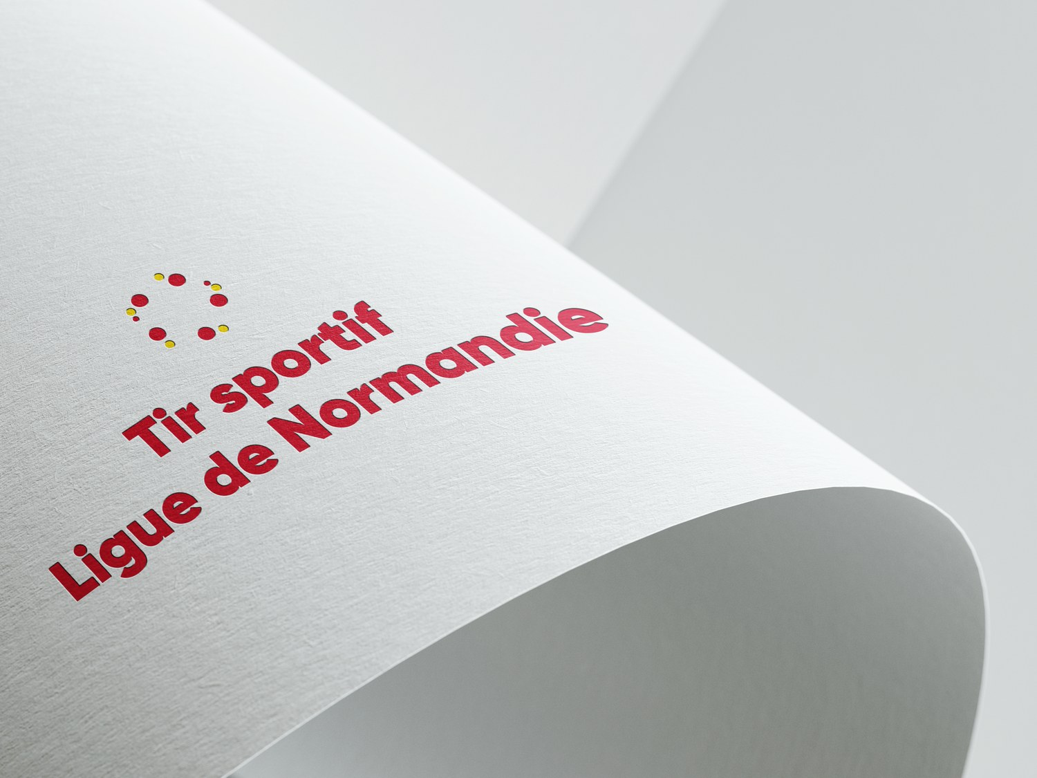 Détail du logo en finition embossée sur papier