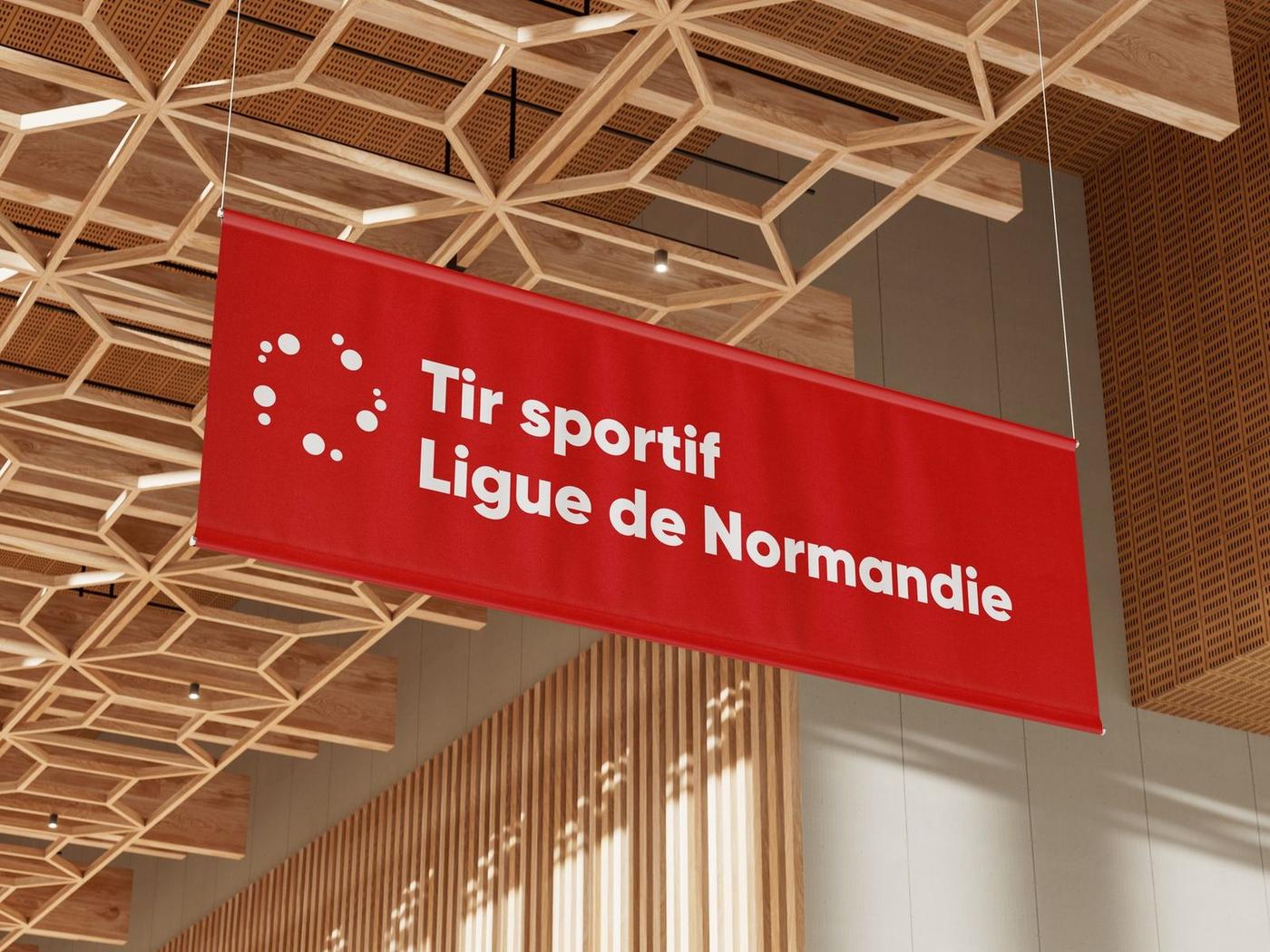 Bannière suspendue avec le nouveau logo